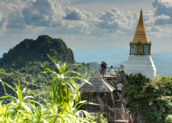 Wat Chaloem Phra Kiat: Floating Pagoda, Thailand