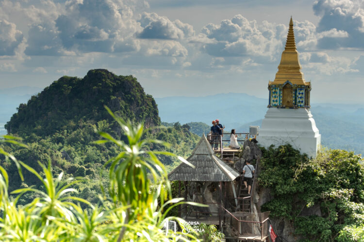 Wat Chaloem Phra Kiat: Floating Pagoda, Thailand